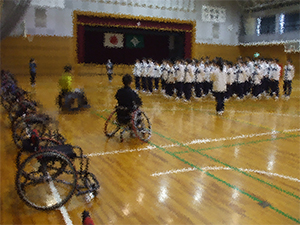 障がい者スポーツ（車いすバケットボール）体験の画像