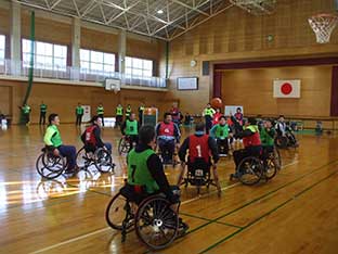 八代地区中学校体育教師「障がい者スポーツ講習会」（車いすバスケットボール体験）の画像