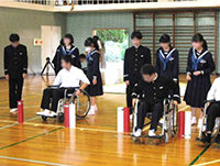 中学校での車いす体験の画像